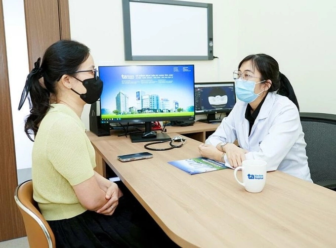 Bác sĩ Mỹ Hạnh đang khám cho người bệnh. Ảnh: Bệnh viện Đa khoa Tâm Anh