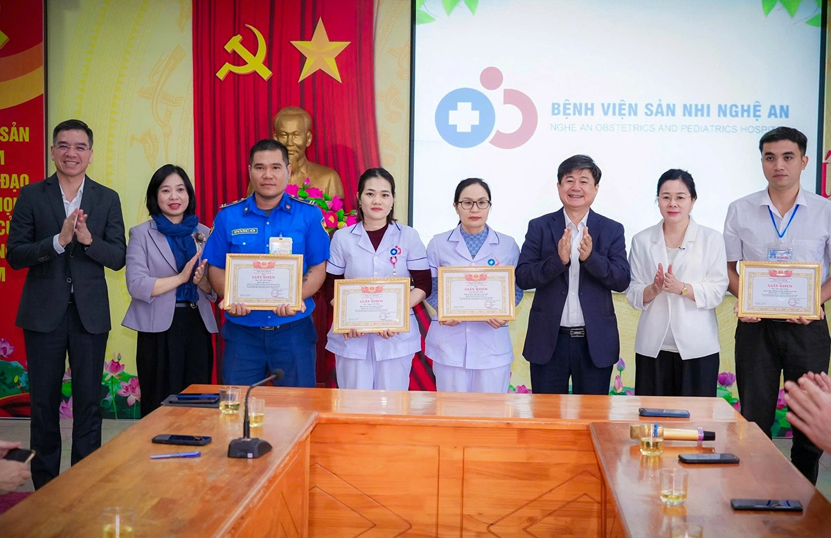 Tuyên dương 8 nhân viên y tế cứu người bị truy sát ở bệnh viện Nghệ An