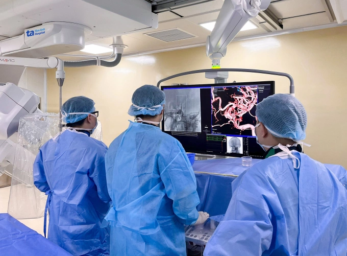 Bác sĩ Hoàn (giữa) cùng êkíp đặt stent can thiệp mạch máu não cho chị Như. Ảnh: Bệnh viện Đa khoa Tâm Anh