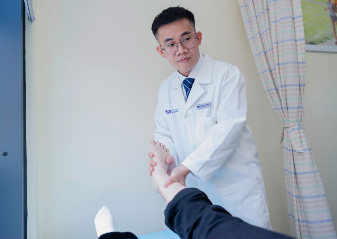 Bác sĩ Thạnh kiểm tra, đánh giá tình trạng gót chân người bệnh. Ảnh: Bệnh viện Đa khoa Tâm Anh