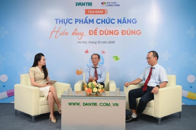 PGS.TS Nguyễn Tuấn Dũng (giữa) và bác sĩ CKII Đào Trọng Thành (phải) nhấn mạnh dùng thực phẩm chức năng đúng cách có thể phòng ngừa bệnh tật, cải thiện thể trạng, tối ưu hiệu quả điều trị và giảm chi phí y tế. Đây là một phần quan trọng của mô hình y học dự phòng hiện đại nhưng cần hiểu đúng, quản lý chặt và sử dụng có cơ sở khoa học. Ảnh: LC