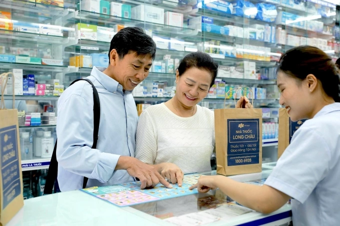 Người dân mua thuốc, thực phẩm chức năng tại hệ thống Long Châu. Ảnh: LC