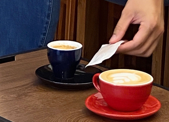 Người cao huyết áp nên hạn chế uống cafe. Ảnh minh họa: Thanh Ba