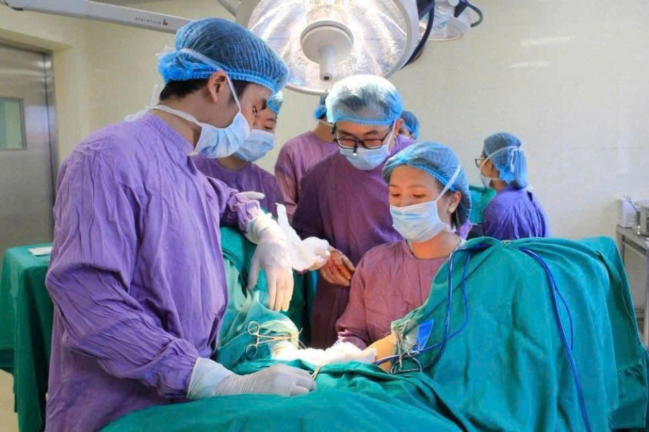 Các bác sĩ phẫu thuật cho bệnh nhân. Ảnh: Bác sĩ cung cấp Các bác sĩ phẫu thuật cho bệnh nhân. Ảnh: Bác sĩ cung cấp