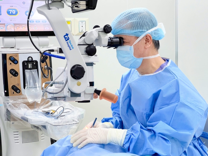 PGS.TS.BS Nguyễn Xuân Hiệp thực hiện ca mổ hai trong một cho ông Diên. Ảnh: Bệnh viện Đa khoa Tâm Anh