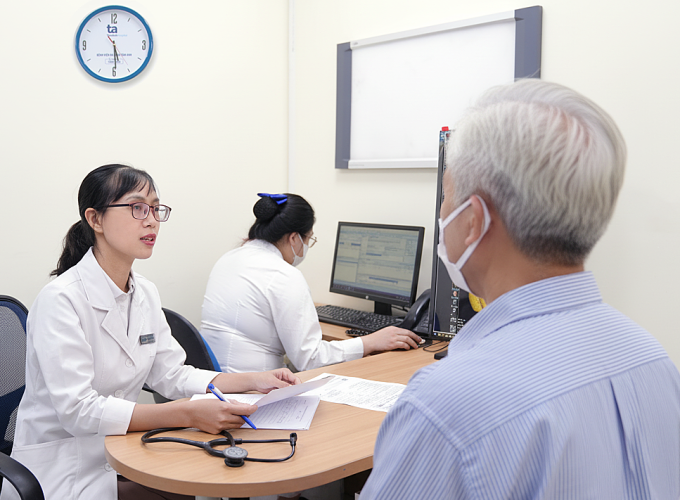 Dấu hiệu hạ huyết áp tư thế Bác sĩ Thảo khám và tư vấn cho người bệnh. Ảnh: Bệnh viện Đa khoa Tâm Anh