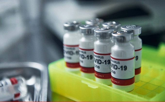 Mẫu vaccine Covid-19 trong phòng thí nghiệm. Ảnh: Vecteezy