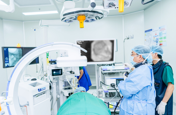 Sỏi lâu năm gây tắc ống mật người đàn ông Bác sĩ Thanh Bình đang nội soi mật tụy ngược dòng lấy sỏi cho anh Giang. Ảnh: Bệnh viện Đa khoa Tâm Anh