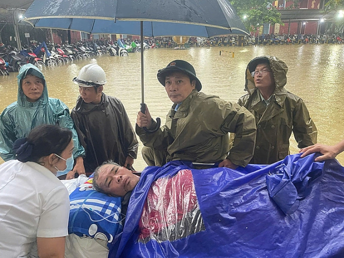 Bệnh viện Huế ngập sâu, bệnh nhân được di dời khẩn cấp Bệnh nhân được di dời sang các khu khác để đảm bảo an toàn. Ảnh: Bác sĩ cung cấp