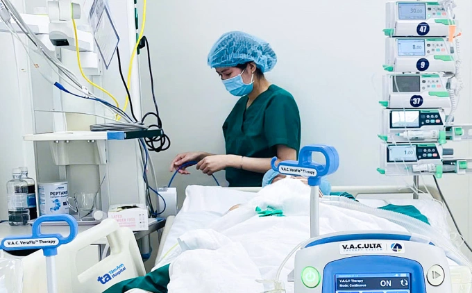Hoại tử hai chân do biến chứng tiểu đường Điều trị VAC liên tục cho người bệnh ở khoa ICU. Ảnh: Bệnh viện Đa khoa Tâm Anh