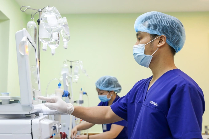 Thói quen ăn uống, dùng thuốc đẩy người trẻ đến suy thận Lọc máu chạy thận tại Bệnh viện Thống Nhất. Ảnh: Phùng Tiên