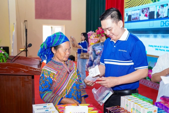 DHG Pharma đồng hành với đoàn y bác sĩ mang thuốc đến Lào Cai Nhân viên DHG Pharma phát thuốc cho người dân. Ảnh: DHG Pharma