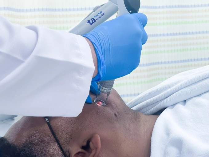 Từ Mỹ đến Việt Nam trị sẹo kết hợp du lịch Bác sĩ sử dụng laser Erbium Fractional điều trị sẹo lồi cho anh Michael. Ảnh: Bệnh viện Đa khoa Tâm Anh