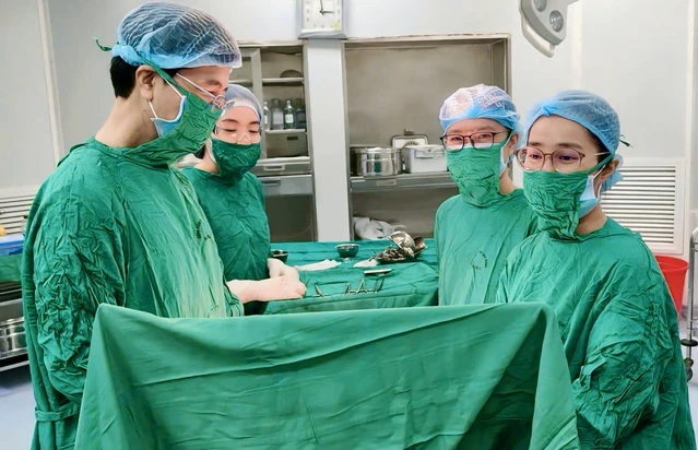 Hội chứng khiến thai phụ 'phản chiếu triệu chứng phù' của thai nhi Kíp bác sĩ xử trí cho bệnh nhân. Ảnh: Bệnh viện cung cấp