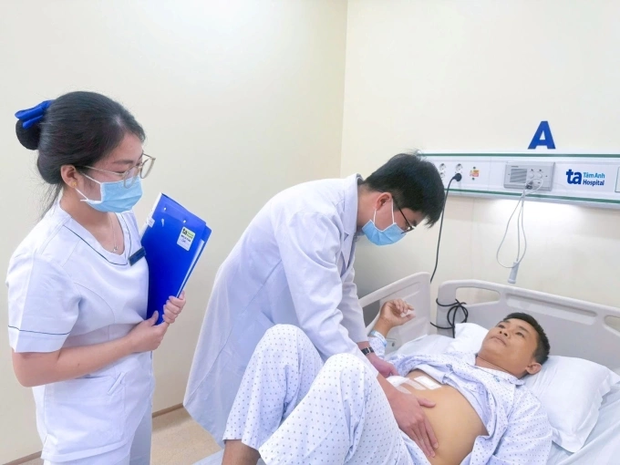 Sỏi lâu năm gây tắc ống mật người đàn ông Bác sĩ khám cho anh Giang trước khi xuất viện. Ảnh: Bệnh viện Đa khoa Tâm Anh