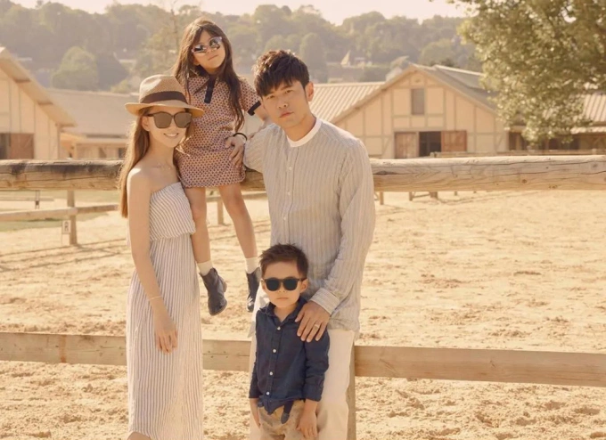 Bí quyết giúp vợ Châu Kiệt Luân về dáng sau 3 lần sinh Gia đình ca sĩ Châu Kiệt Luân năm 2022. Ảnh: Instagram