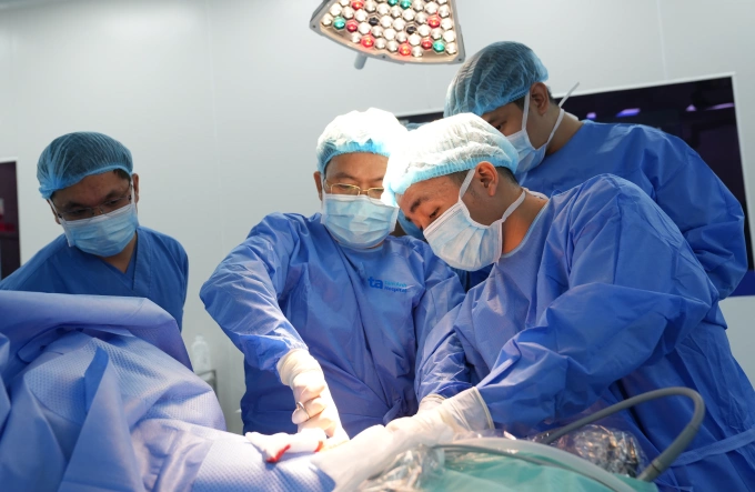 Bác sĩ phẫu thuật cho bệnh nhân ung thư thận. Ảnh: Bệnh viện Đa khoa Tâm Anh
