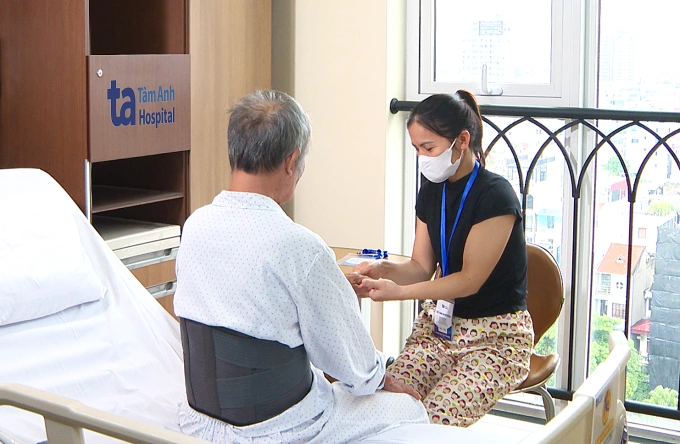 Mổ bóc tách u tủy sống chèn chùm rễ thần kinh cụ ông Ông Quân được chăm sóc tại phòng nội trú của Bệnh viện Đa khoa Tâm Anh. Ảnh: Linh Đặng