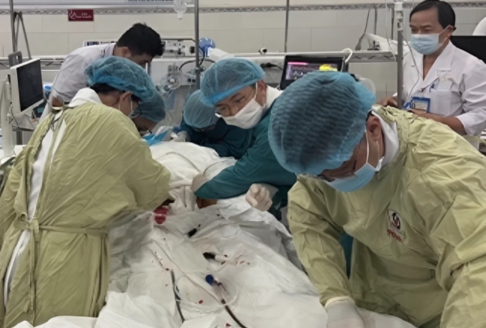 Bác sĩ hai viện cứu sống người phụ nữ ngừng tim Kíp ECMO của BV Nhân dân Gia Định phối hợp kíp cấp cứu của Bệnh viện Đa khoa Sài Gòn tiến hành kỹ thuật E-PCR, sáng 27/10. Ảnh: Bệnh viện cung cấp