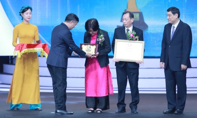 Ứng dụng AI điều phối hiến ghép tạng được vinh danh Nhân tài Đất Việt Nhóm tác giả Bệnh viện Chợ Rẫy Giải thưởng Nhân tài Đất Việt lần thứ 18, tổ chức tại Hà Nội tối 27/10. Ảnh: Bệnh viện cung cấp