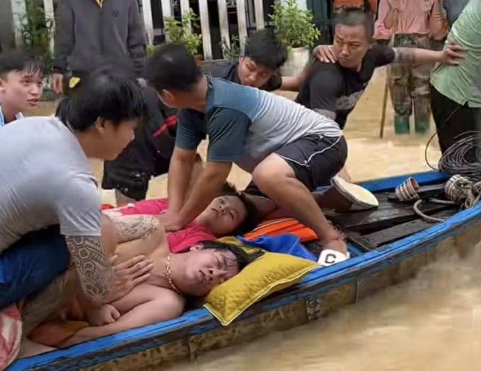 Người dân chèo thuyền đưa các nạn nhân tại Đà Nẵng đi cấp cứu sáng 28/10. Ảnh: Người dân cung cấp
