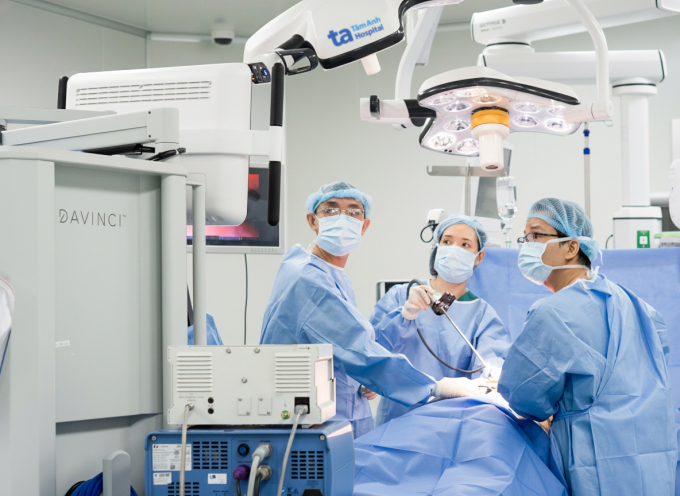 Từ Mỹ về Việt Nam điều trị ung thư bằng robot Các bác sĩ phẫu thuật cắt tuyến tiền liệt tận gốc cho ông Lâm bằng robot Da Vinci Xi. Ảnh: Bệnh viện Đa khoa Tâm Anh