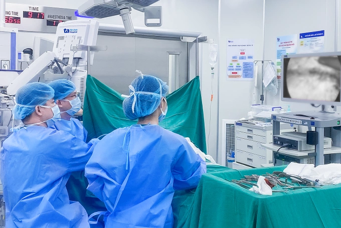 Mổ nội soi đoạn nhũ, tái tạo ngực chữa ung thư vú Bác sĩ Tấn cùng êkíp mổ nội soi cắt tuyến vú bên phải cho bệnh nhân Ngân. Ảnh: Bệnh viện Đa khoa Tâm Anh