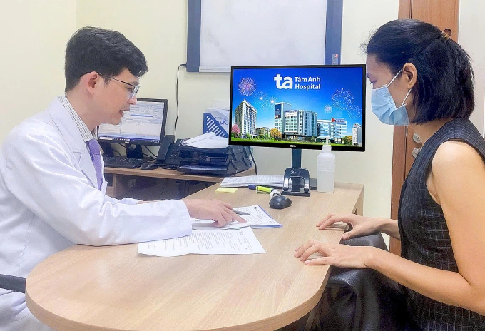 Mổ nội soi đoạn nhũ, tái tạo ngực chữa ung thư vú Chị Ngân tái khám theo lịch hẹn của bác sĩ sau 7 ngày phẫu thuật. Ảnh: Bệnh viện cung cấp