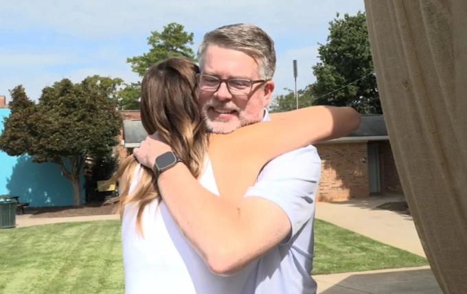 Xét nghiệm ADN hé lộ bê bối tinh trùng hiến tặng Cặp anh chị em cùng cha khác mẹ Jim Harris và Summer McKesson trong lần gặp mặt trực tiếp đầu tiên hôm 8/10. Ảnh: CNN