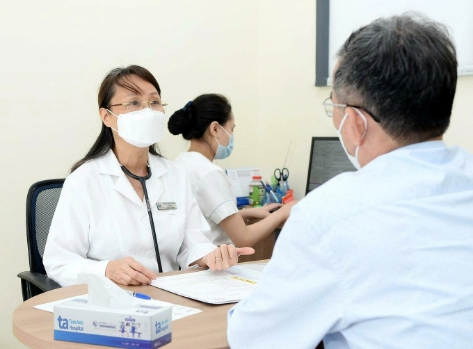 PGS Yến tư vấn cho người bệnh. Ảnh: Bệnh viện Đa khoa Tâm Anh