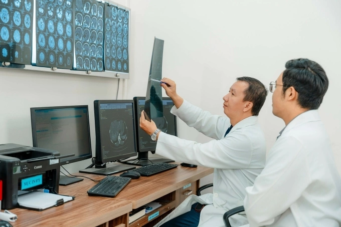 Bác sĩ đọc kết quả chẩn đoán hình ảnh cho bệnh nhân. Ảnh: Bệnh viện Hoàn Mỹ Cửu Long