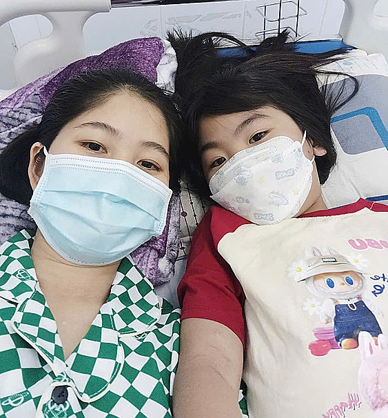 Chị Huyền và bé Trang trên giường bệnh. Ảnh: Gia đình cung cấp