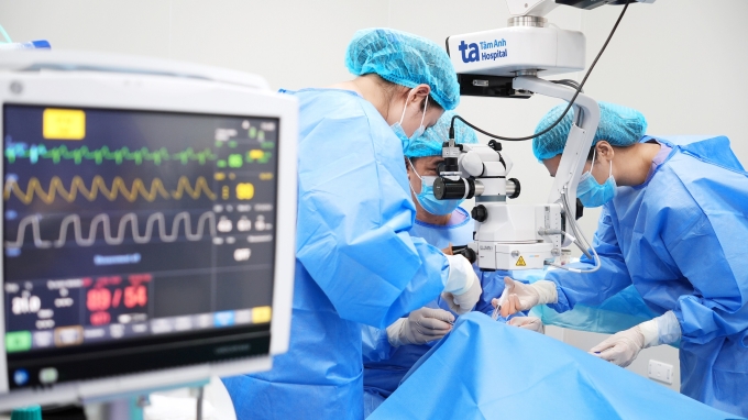 Bác sĩ thực hiện phẫu thuật ghép giác mạc. Ảnh: BVĐK Tâm Anh