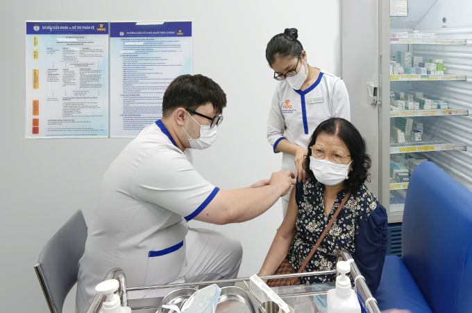 Bà Ngọc tiêm ngừa phế cầu tại VNVC Tân Thuận. Ảnh: Khánh Hòa