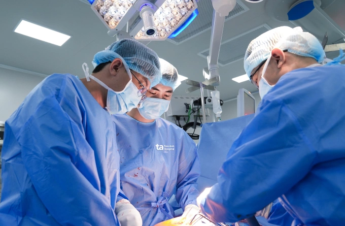 Bác sĩ Lưu (giữa) phẫu thuật thay khớp háng cho cụ Vĩnh. Ảnh: Bệnh viện Đa khoa Tâm Anh