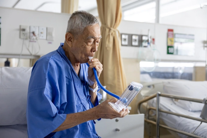 Người đàn ông tập thở để phục hồi chức năng phổi sau trận bệnh nặng. Ảnh: Vecteezy