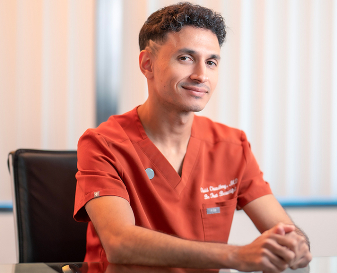 Bác sĩ Chaudhry tại phòng khám Be That Beautiful ở Beverly Hills, Mỹ, thực hiện ca phẫu thuật sườn cho Tiffany Wisconsin. Ảnh: Be That Beautiful