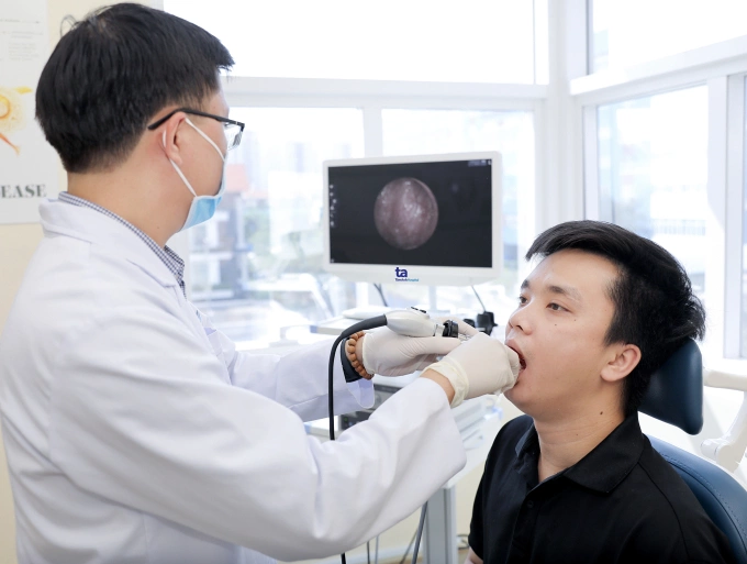 Bác sĩ Phát nội soi họng cho một người bệnh. Ảnh minh họa: Phòng khám Đa khoa Tâm Anh Quận 7