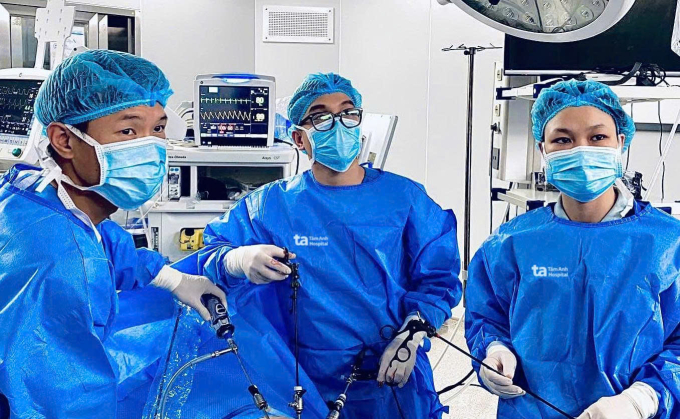 Bác sĩ Công trong ca phẫu thuật. Ảnh: Bệnh viện Đa khoa Tâm Anh