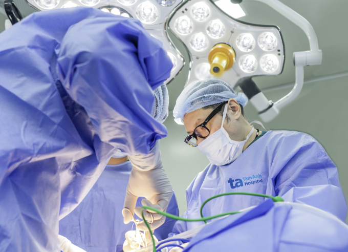 Tiến sĩ Đức và êkíp mổ cắt u sau phúc mạc. Ảnh: Bệnh viện Đa khoa Tâm Anh