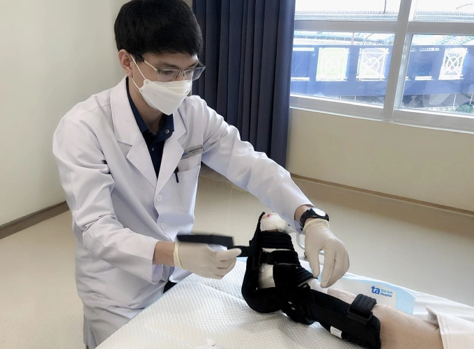 Bác sĩ chăm sóc vết thương biến chứng bàn chân của người bệnh tiểu đường. Ảnh: Bệnh viện Đa khoa Tâm Anh