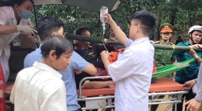 Sản phụ được chuyển từ võng lên xe cấp cứu. Ảnh: Trà Giang