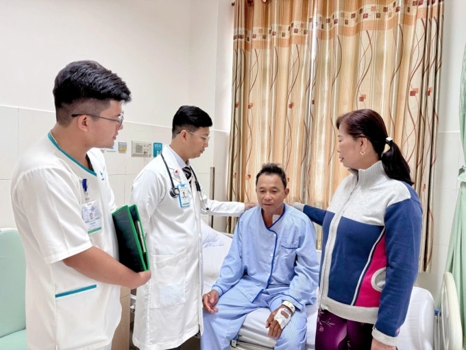 Bác sĩ khám, dặn dò người bệnh trước khi xuất viện. Ảnh: BVCC