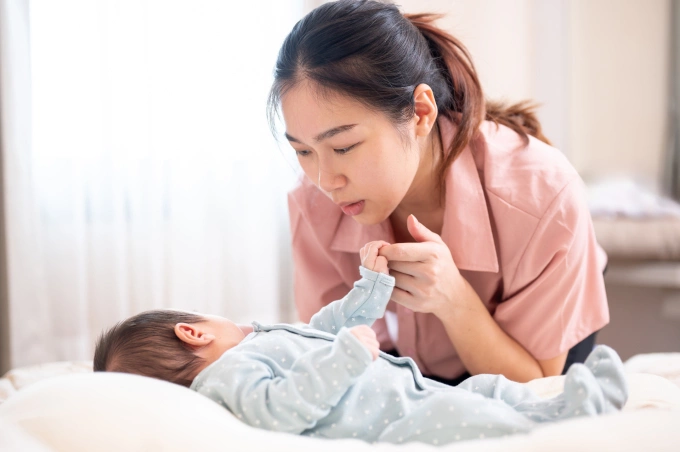 Trẻ nhiễm RSV nhẹ có thể được chăm sóc tại nhà, song cần theo dõi dấu hiệu trở nặng. Ảnh minh họa: Vecteezy