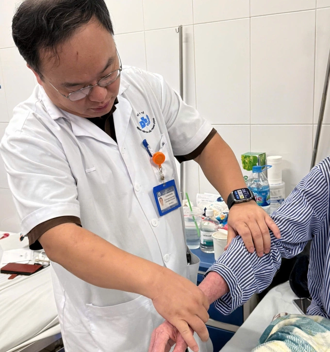 Bác sĩ Hoà khám cho một bệnh nhân mắc bệnh da liễu. Ảnh: Thanh Hương