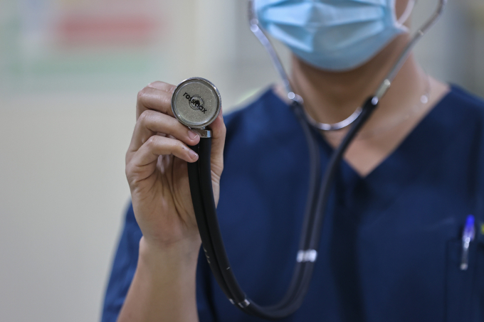 Thăm khám người bệnh tại Khoa Cấp cứu, Bệnh viện Quân y 175. Ảnh: Quỳnh Trần