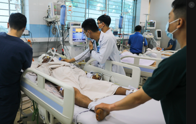 Các bác sĩ cấp cứu cho một bệnh nhân sốt xuất huyết nặng tại Bệnh viện Nhiệt đới TP HCM. Ảnh: Quỳnh Trần