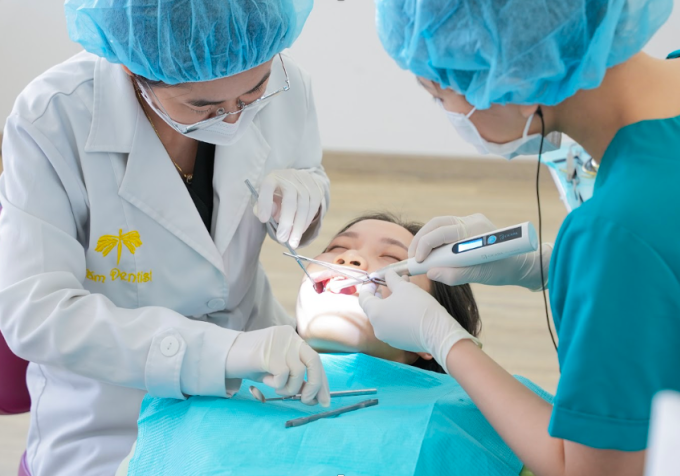 Bác sĩ Châu thăm khám cho một bệnh nhân gặp vấn đề về răng miệng. Ảnh: Loan Bùi