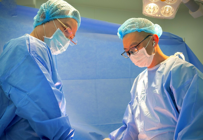 Các bác sĩ phẫu thuật cho bệnh nhân. Ảnh: Bệnh viện cung cấp