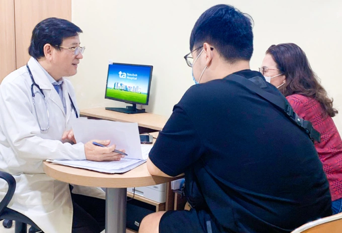 Bác sĩ Hoàng tư vấn cho mẹ con Tuấn Anh về lộ trình giảm cân. Ảnh: Bệnh viện Đa khoa Tâm Anh